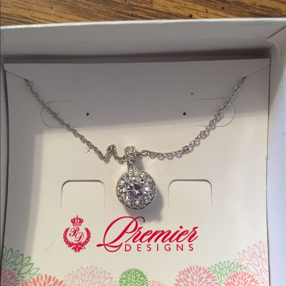 Beautiful crystal necklace perfect for a queen